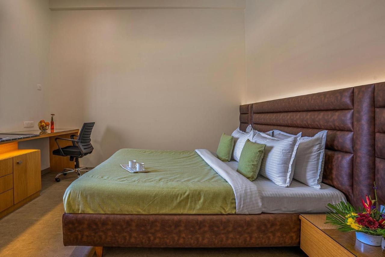 Stayvista'S Le Bon Horizon - Hillside Elegance With Chic Interiors, Poolside Serenity & Picturesque Gazebo - Proximity To Sula Нашик Екстер'єр фото